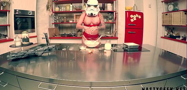  Stormtrooper try to coocking but squirt on the kitchen